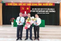 Ông Cao Đình Huy (giữa) nhận nhiệm vụ mới.
