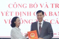Bà Trương Thị Mai - Trưởng Ban Dân vận Trung ương trao quyết định cho ông Đỗ Văn Phới.