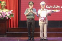Đại tá Tráng A Tủa (bên phải) được bổ nhiệm giữ chức vụ Giám đốc Công an tỉnh Điện Biên.