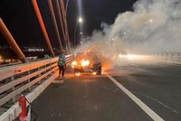 Xe đang lưu thông bất ngờ bốc cháy (ảnh Otofun Quảng Ninh).