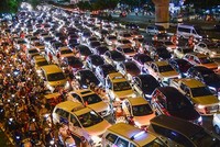 Ôtô nối đuôi nhau vào trung tâm TP HCM, kẹt cứng ở khu vực Hàng Xanh, năm 2019.