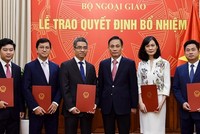 Thứ trưởng Bộ Ngoại giao Lê Hoài Trung trao quyết định và chúc mừng các cán bộ được bổ nhiệm chức vụ mới.