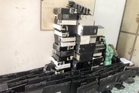 Máy tính bàn cùng nhiều tang vật trong vụ án bị công an thu giữ.