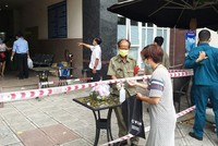 Người nhà đến gửi thực phẩm vào bên trong đều được khử khuẩn tay trước khi ra về.