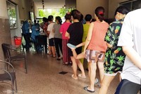 Cư dân chung cư Thới An, nơi ở của "bệnh nhận 567", xếp hàng chờ đến lượt lấy mẫu xét nghiệm sáng 1/8.