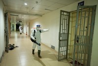 Lực lượng phản ứng nhanh tiến hành khử khuẩn tại các tầng thuộc tòa nhà. (Ảnh: HTV).