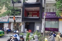 Hiện trường bung bét vì kính vỡ và vật dụng bị phá hủy.