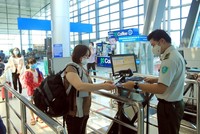 Hành khách khai báo y tế tại Cảng hàng không quốc tế Cát Bi, thành phố Hải Phòng. (Ảnh: An Đăng/TTXVN)