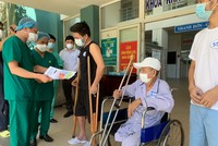 Các bệnh nhân nhận giấy ra viện tại Bệnh viện dã chiến Hoà Vang. Ảnh: VGP.