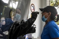 Nhân viên y tế lấy mẫu xét nghiệm cho người dân ở Miami Beach, Florida, Mỹ, hôm 24/7. Ảnh: AFP.