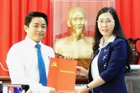 Bà Bùi Thị Quỳnh Vân, Bí thư Tỉnh ủy, Chủ tịch HĐND tỉnh Quảng Ngãi trao quyết định điều động ông Nguyễn Minh Đạo giữ chức Bí thư Huyện ủy Mộ Đức (nhiệm kỳ 2020-2025).