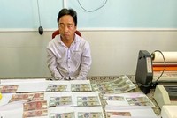 Đối tượng Trần Văn Tâm cùng tang vật. (Ảnh: TTXVN phát).