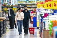 Người dân Trung Quốc mua sắm trong siêu thị. Ảnh: Tân Hoa xã.