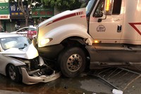 Đầu ôtô BMW biến dạng sau khi bị xe container đâm. 