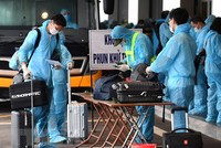 Người dân làm thủ tục nhập cảnh tại sân bay quốc tế Vân Đồn. (Ảnh: TTXVN).