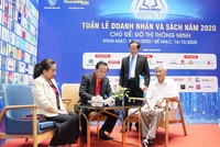 Ông Đỗ Xuân Quang thực hiện lễ khai bút, gửi gắm những lời chúc tới "Tuần lễ Doanh nhân và Sách".