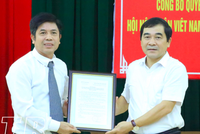 Phó Bí thư Thường trực Tỉnh uỷ Thái Bình (phải) trao quyết định cho tân Chủ tịch Hội Nông dân Thái Bình Lê Hồng Sơn.