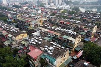 Nhiều chung cư ở Hà Nội đã xuống cấp nghiêm trọng. Trong ảnh là khu tập thể Thành Công, Nguyên Hồng (Hà Nội). 