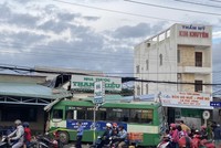 Xe buýt lao vào tiệm thuốc tây, nhiều người may mắn thoát nạn