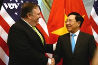 Phó Thủ tướng, Bộ trưởng Bộ Ngoại giao Phạm Bình Minh bắt tay Ngoại trưởng Hoa Kỳ Michael Richard Pompeo khi ông Pompeo có chuyến thăm chính thức Việt Nam hồi tháng 7/2018.