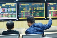 Trong “sóng” tăng luôn có những nhịp điều chỉnh, nhất là khi thị trường bước vào giai đoạn thiếu thông tin hỗ trợ. Ảnh: Dũng Minh.