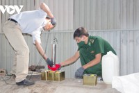 Lực lượng chức năng, Bộ đội Biên phòng BR-VT đang lấy mẫu hóa chất.