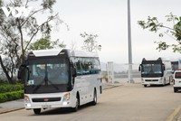 Xe ô tô đưa các công dân về khu khách ly,