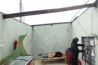 Bão số 13 làm tốc mái nhà ở Quảng Bình. (Ảnh: Đức Thọ/TTXVN).