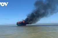 Tàu đò QNa-1248 do ông Ngô Công Trí làm thuyền trưởng bốc cháy dữ dội.