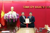 Ông Nguyễn Xuân Ký trao quyết định bổ nhiệm cho ông Nguyễn Chí Thành (bên phải).