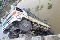 Xe ôtô tải rơi xuống sông sau khi làm sập nhịp giữa của cầu Thiên Hộ (xã Thiên Hộ, huyện Cái Bè, Tiền Giang). (Ảnh: Hữu Chí/TTXVN).