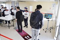 Công tác an ninh sẽ được siết chặt với đội ngũ bảo vệ được trang bị mặt nạ và thiết bị đo thân nhiệt. Nguồn: Kyodo.