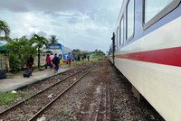 Ngành đường sắt chuyển tải hành khách đi tàu bằng ôtô do mưa lũ làm gián đoạn hoạt động chạy tàu Bắc-Nam. (Nguồn ảnh: Đường sắt Việt Nam).