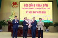 Thường trực Tỉnh ủy tặng hoa chúc mừng tân Chủ tịch UBND tỉnh Trần Quốc Văn. (Ảnh: Báo Hưng Yên).