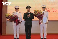 Đại tá Lê Ngọc Châu, Giám đốc Công an tỉnh Hải Dương trao quyết định bổ nhiệm cho 2 tân Phó Giám đốc Công an tỉnh.