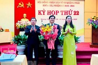 Bí thư Tỉnh ủy, Chủ tịch HĐND tỉnh Quảng Ngãi Bùi Thị Quỳnh Vân (phải) và Chủ tịch UBND tỉnh Đặng Văn Minh (trái) chúc mừng Phó chủ tịch UBND tỉnh Trần Phước Hiền. (Ảnh: Đinh Hương/TTXVN).