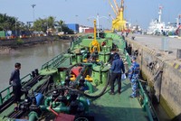 Tàu dầu HP-4687 bị tạm giữ.