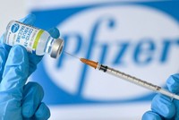 Lô vaccine Covid-19 đầu tiên của Pfizer/ BioNTech bắt đầu được đưa đi phân phối trên khắp nước Mỹ. Ảnh: BBC.