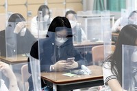 Số ca mắc Covid-19 tăng đột biến, Hàn Quốc yêu cầu học sinh học trực tuyến (Ảnh: Financial Times).