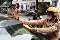 Nếu chủ xe vi phạm không có mặt, CSGT sẽ dán thông báo phạt nguội. Mọi quy trình đều được ghi hình, đảm bảo công khai, minh bạch.
