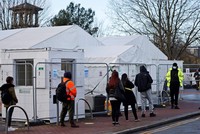 Một điểm xét nghiệm COVID-19 tại Walthamstow, đông bắc London, Anh, ngày 15/12/2020. Ảnh: AFP.