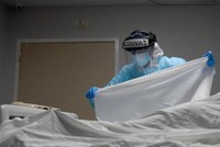 Một ca tử vong do Covid-19 ở Houston, Texas hôm 30/12 (Ảnh: Reuters).