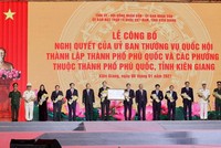 Phó Thủ tướng Thường trực Chính phủ Trương Hòa Bình đã trao Nghị quyết thành lập Thành phố Phú Quốc và các phường thuộc Thành phố Phú Quốc cho lãnh đạo tỉnh Kiên Giang.
