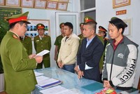 Tống đạt các quyết định khởi tố bị can và bắt tam giam 3 đối tượng Nguyễn Tấn Bá, Lương Thanh Trung và Nguyễn Văn Sơn. (Nguồn: BHXH Việt Nam).