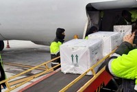 Các lô vaccine Covishield đầu tiên được chuyển từ nhà máy ở Pune tới thủ đô New Delhi ngày 12/1.