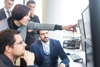 Nhiều nhà kinh tế và nhà đầu tư kêu gọi phải có gói trợ giúp kinh tế mới, nhưng có ý kiến cho rằng không cần thiết.