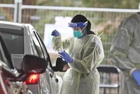 Xét nghiệm lưu động Covid-19 ở Australia. Ảnh: Richard Dobson.