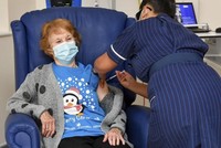 Các nước đang đẩy mạnh chiến dịch tiêm vaccine ngừa Covid-19. Ảnh: The Guardian.