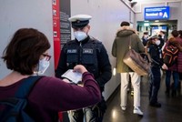 Cảnh sát Đức kiểm tra nhập cảnh trong bối cảnh Covid-19. Ảnh: DW.