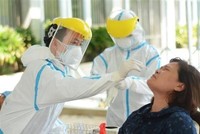 Nhân viên y tế lấy mẫu xét nghiệm COVID-19. Ảnh minh họa. (Ảnh: Văn Dũng/TTXVN).